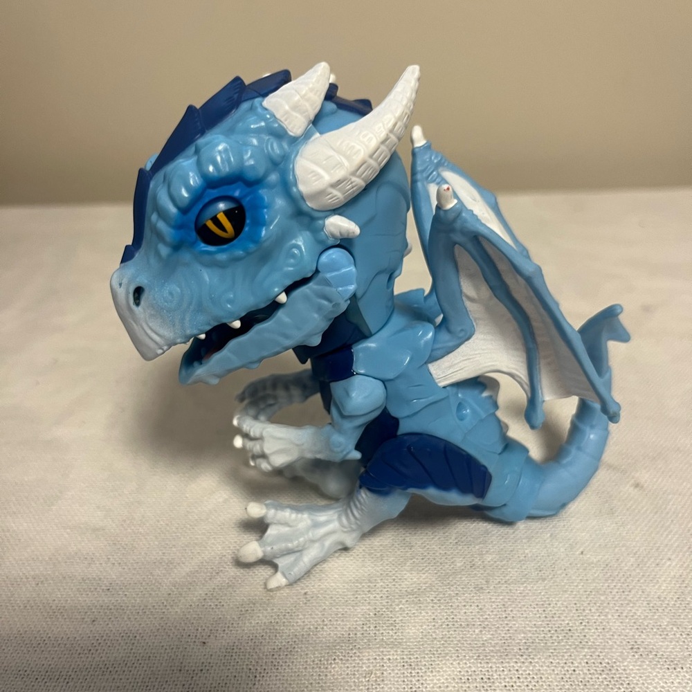 Wowwee Fingerlings Untamed Freezer The Ice Dragon ~ Roars ~ Moves ~ Lights Up